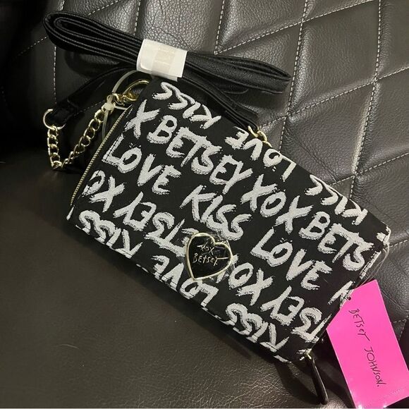 NWT Betsey Johnson black white XOXO LOVE KISS Crossbody shoulder accordion bag - Picture 4 of 11